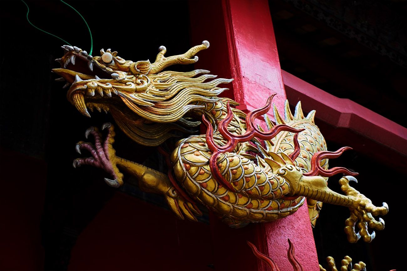 Скульптура золотого дракона в Китае